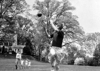 Illustration for article titled How To Play Football With Your Family On Thanksgiving