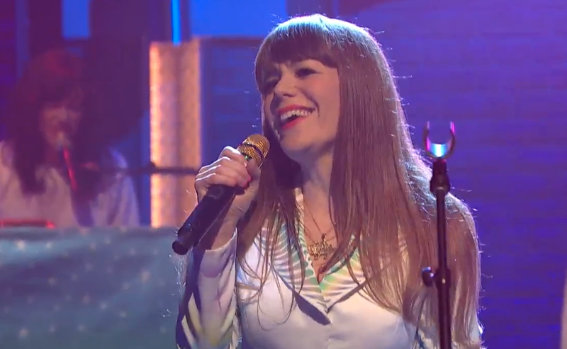 Illustration for article titled Jenny Lewis Brought Her Confident, Easy-Breezy '70s Vibe to Late Night