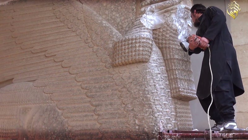 Illustration for article titled ISIS destruye reliquias de 3.000 años de antigüedad en un museo de Irak