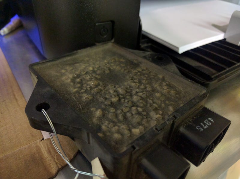 Illustration for article titled What the hell is going on with this ignitor?