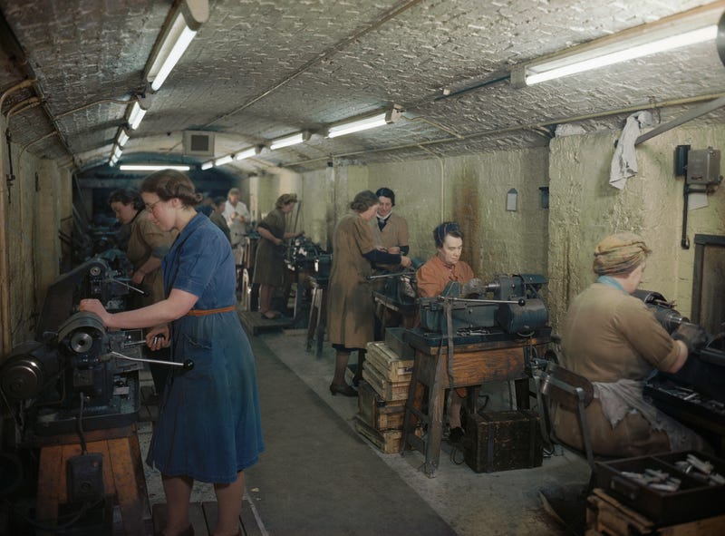 Wanita yang memproduksi peluru dan peluru meriam di pabrik amunisi bawah tanah di Wirral, Merseyside, 1945.