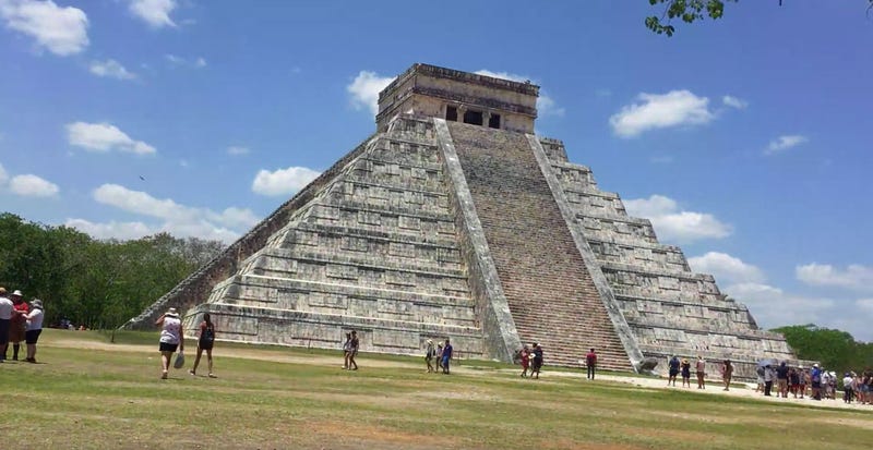Illustration for article titled Another Civilization Wonder Built In Front Of The Real Thing