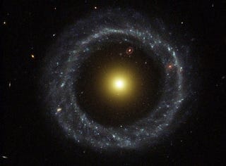 Illustration for article titled This mysterious cosmic eye is two galaxies in one