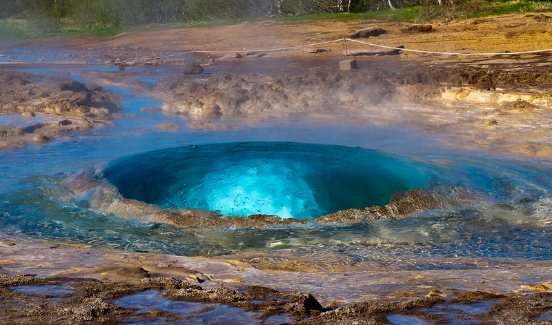 Illustration for article titled The Geyser Strokkur Captured One Second Before Eruption