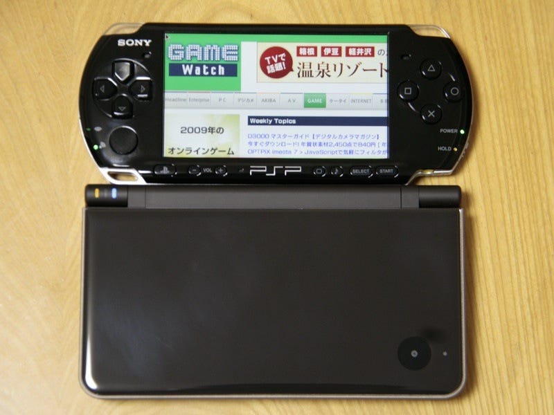 Illustration for article titled Let's Compare A DSi LL And a PSP-3000