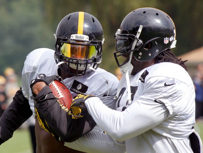 Illustration for article titled Le’Veon Bell and LeGarrette Blount Arrested; Pot Charges Expected