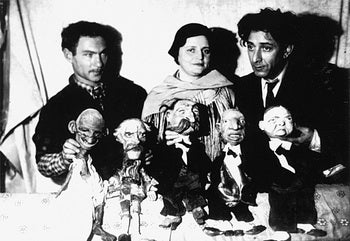 Illustration for article titled Semi-creepy, Yiddish-speaking puppets took Manhattan a half-century before The Muppets