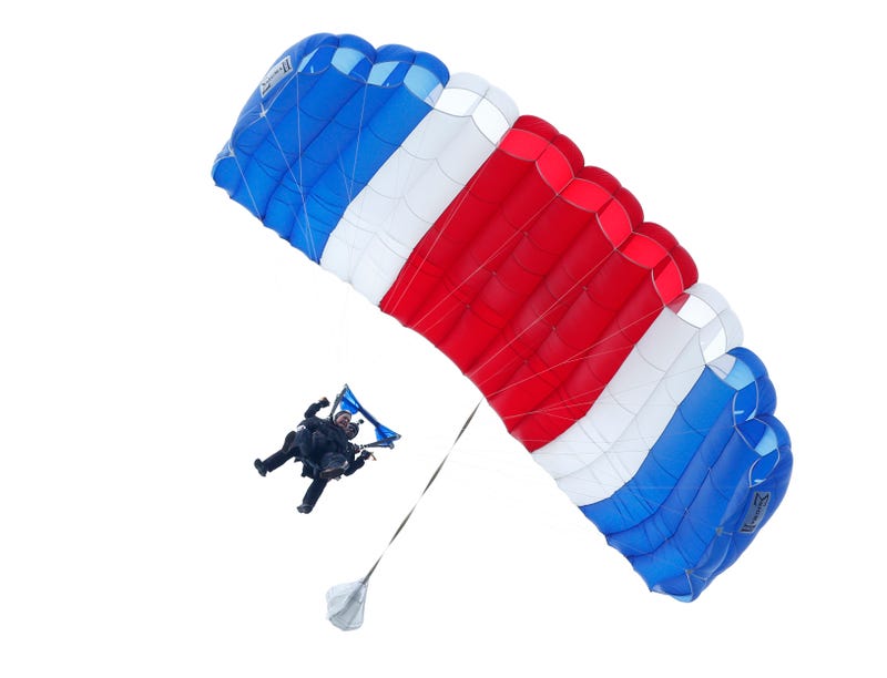 Illustration for article titled Watch George HW Bush Jump Out Of A Helicopter For His 90th Bday!