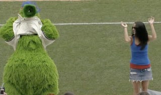 Illustration for article titled Watch As The Phillie Phanatic Tries To Get A Fan To Flash The Crowd
