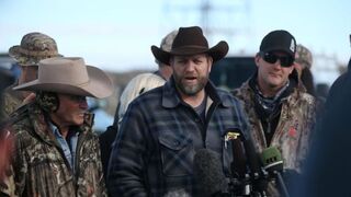 Ammon Bundy (center), the leader of an anti-government militia, accompanied by supporter Robert “LaVoy” Finicum (left) and others, speaks to the media in front of the Malheur National Wildlife Refuge Headquarters near Burns, Ore., Jan. 6, 2016.Justin Sullivan/Getty Images