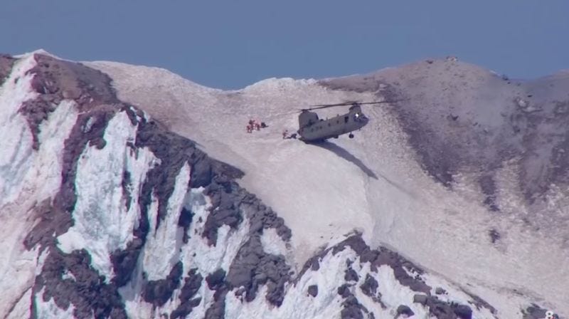 Illustration for article titled La arriesgada maniobra de un helicóptero posándose en una ladera nevada para rescatar a unos montañeros