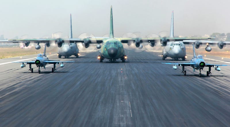 Illustration for article titled Cool picture of five airplanes ready to take off feels like CGI