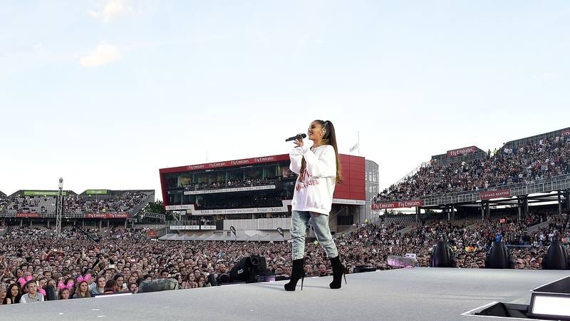 Illustration for article titled Ariana Grande performs emotional tribute to bombing victims at One Love Manchester