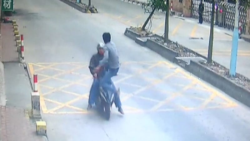 Illustration for article titled Watch This Guy Go Full Jackie Chan On The Scooter Thief Who Stole His Phone