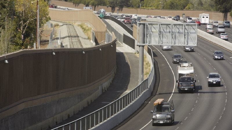 Illustration for article titled Las barreras contra el ruido de las autopistas son una gran mentira