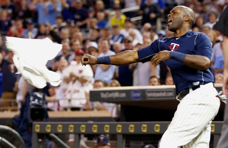 Illustration for article titled Torii Hunter Melts Down, Throws Jersey After Ejection