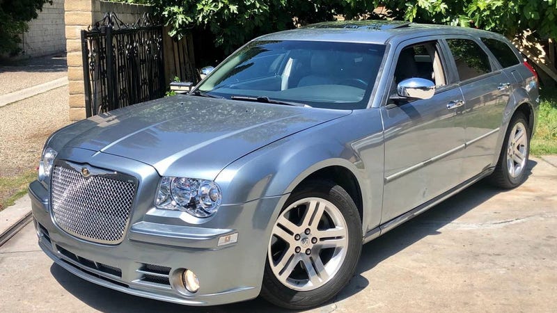 Illustration for article titled At $4,800, Could This Rebuilt-Titled 2007 Dodge Magnum 5.7 Salvage a Win?