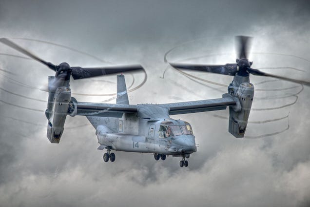 El aterrizaje nocturno de un avión V-22 Osprey parece sobrenatural