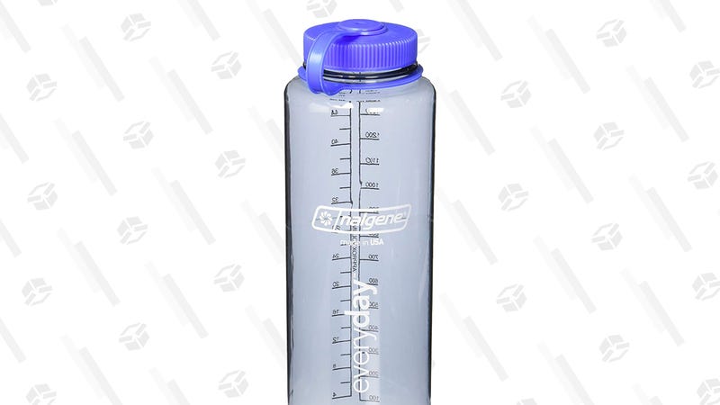 Botella de agua Nalgene HDPE 48 oz | $6 | AmazonGráfico: Tercius Bufete
