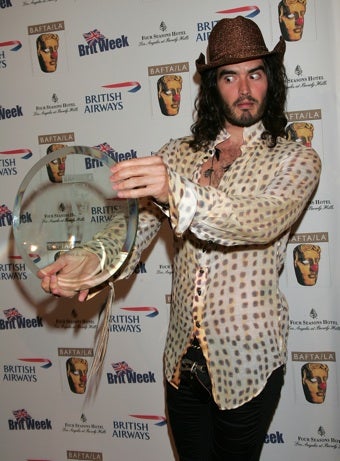 Illustration for article titled Russell Brand Gets Dunked; Jennifer Aniston's Dog Will Judge Us All