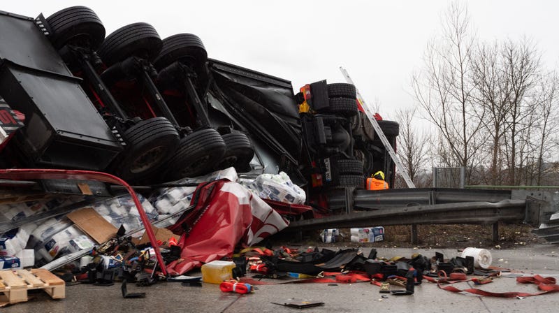 Illustration for article titled This month in overturned trucks: Broccoli, cooking oil, bushels of crabs