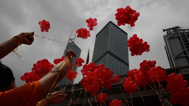 Reminder: Releasing Thousands of Balloons to Ring in the New Year Is an Awful Idea