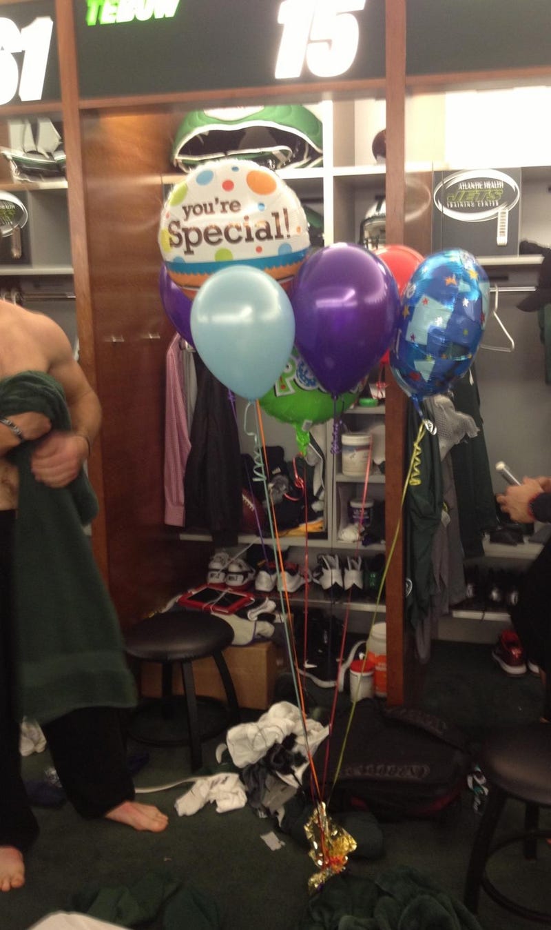 Illustration for article titled Tim Tebow Received A "You're Special" Balloon Bouquet From An Anonymous Fan