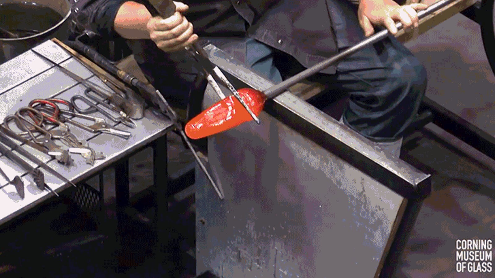 Watching This Artist Turn a Blob of Glass Into a Dragon Is Nothing Short of Magic