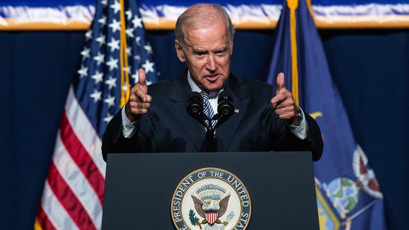 Illustration for article titled Thirsty-Ass CNN Has an Extra Debate Podium for Non-Candidate Joe Biden