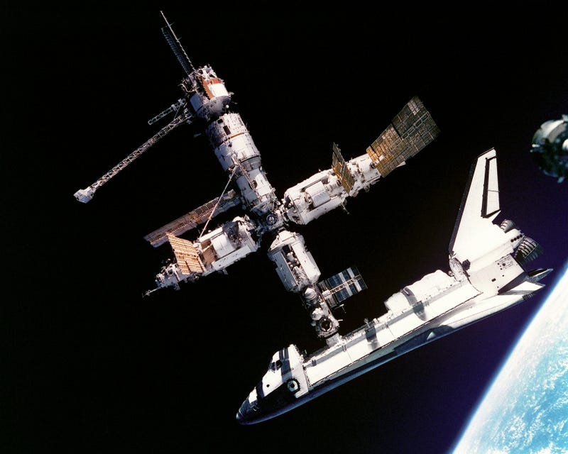 Illustration for article titled Space Shuttle-Mir Docking