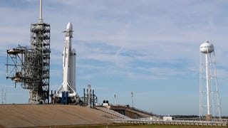 Watch SpaceX Launch Its Falcon Heavy Rocket Live Right Here<em></em><em></em>