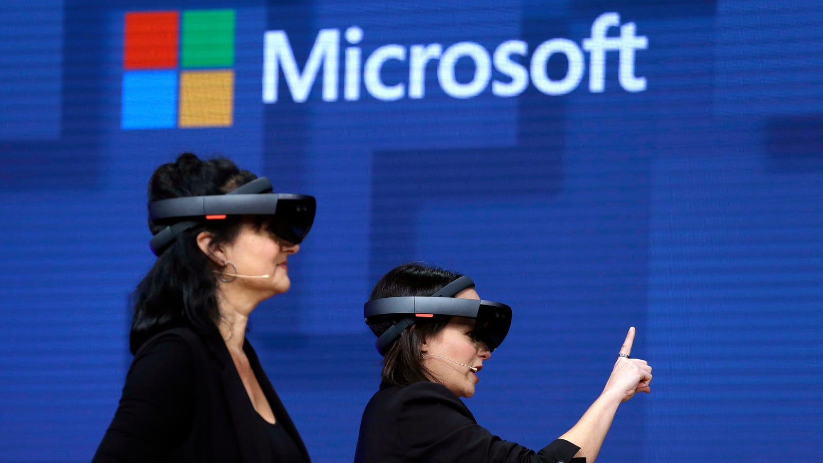 QnA VBage The Army Just Gave a Press Demo of Microsoft's HoloLens 2 Military Prototype