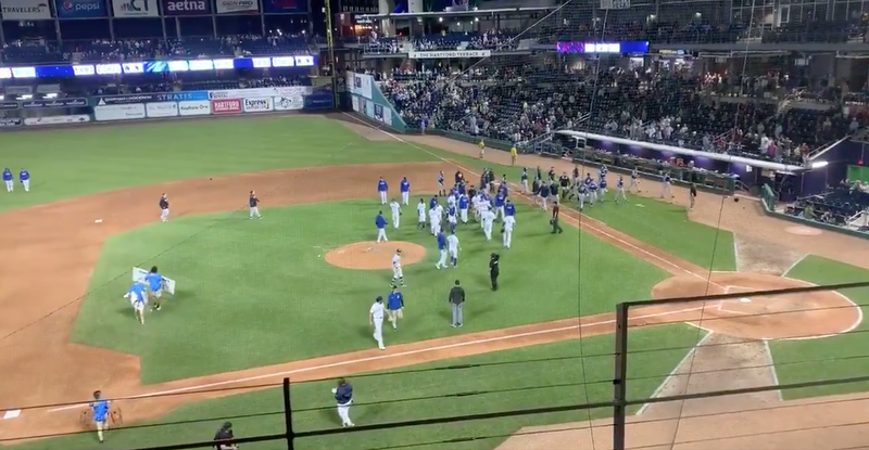 Illustration for an article titled Minor Leagues benches are evacuated after the defeat of Bunt No-Hitter