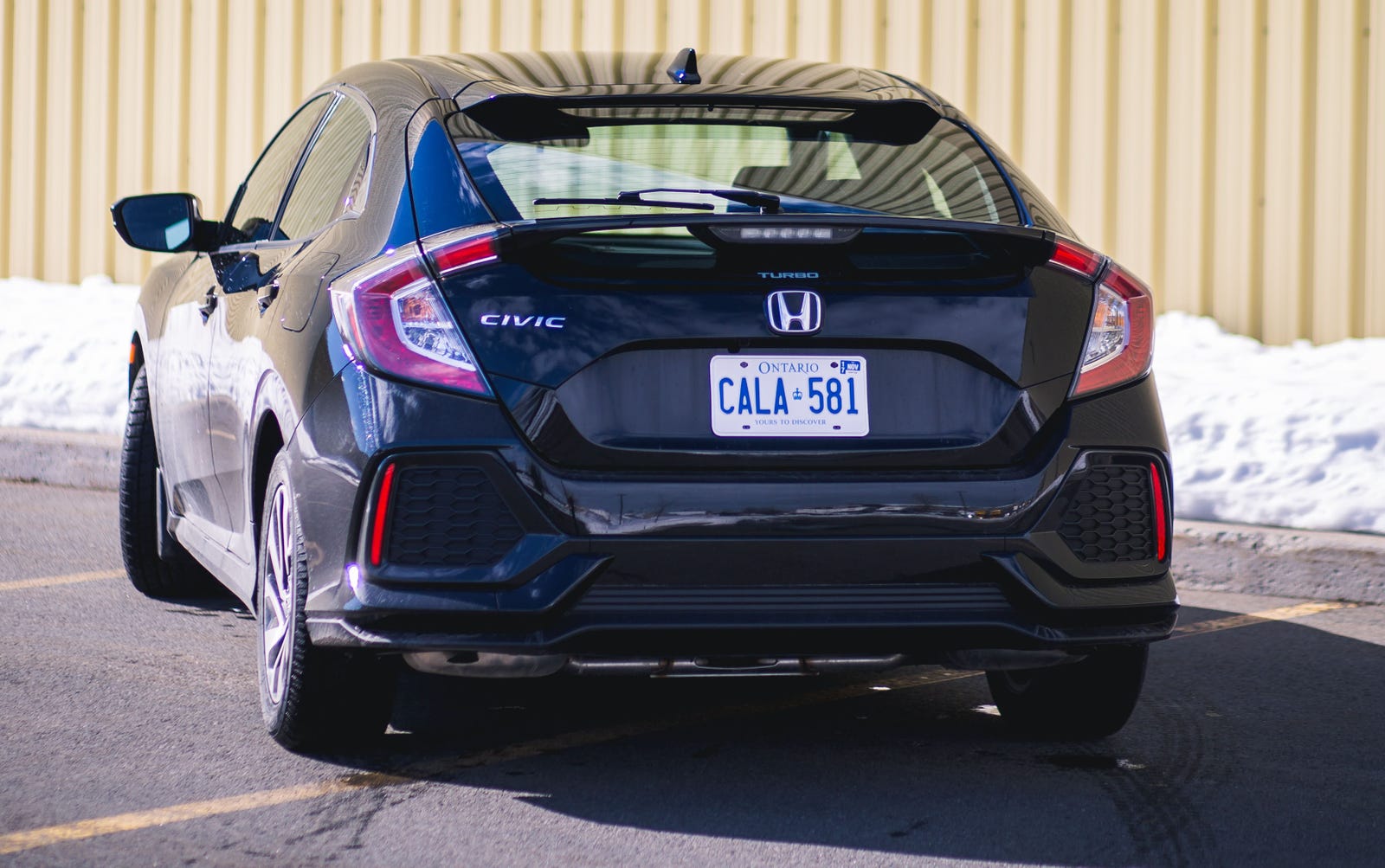 Sebuah 2017 Honda Civic Hatchback LX Dengan Manual Adalah Mobil