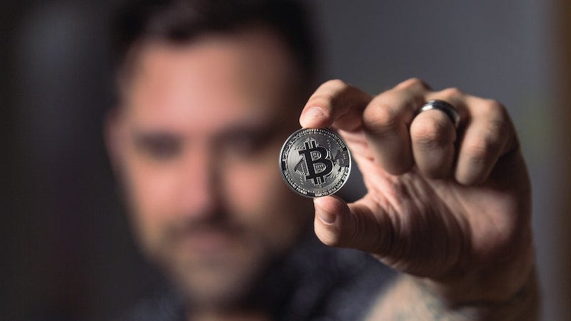 Una muchedumbre furiosa de Ladysmith, Sur África le quemó la casa a un estafador de Bitcoin.