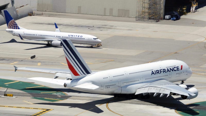Illustration for article titled This Photo Really Shows How Impossibly Huge the Airbus A380 Is
