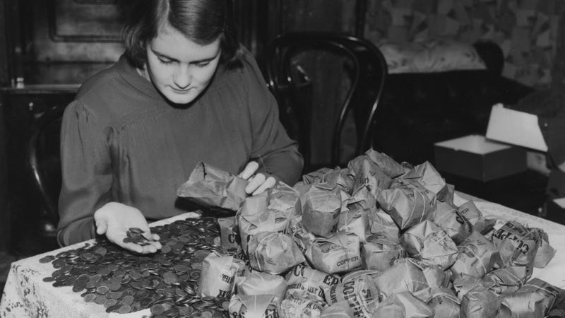 Counting farthings in London, 1939