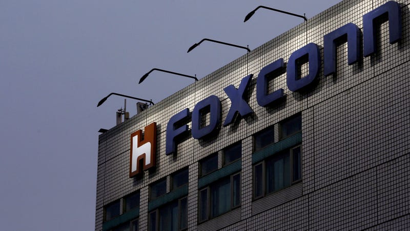 Illustration for article titled First Automated Foxconn Machine Immediately Tries To Commit Suicide