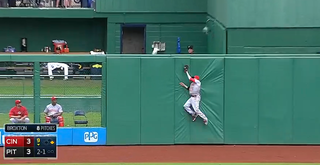 Illustration for article titled Billy Hamilton Hits The Wall To Make Tremendous Catch