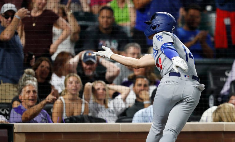 Illustration for article titled Enrique Hernandez Gets Heckled, Smacks Home Run, Blows Kisses At Hecklers