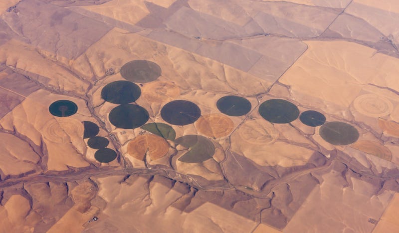 Illustration for article titled How To Read The Landscape From Your Airplane Window