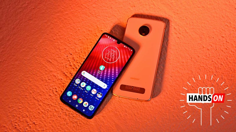 Illustration for article titled The Moto Z4&#39;s Biggest Upgrade Is Surprisingly Retro