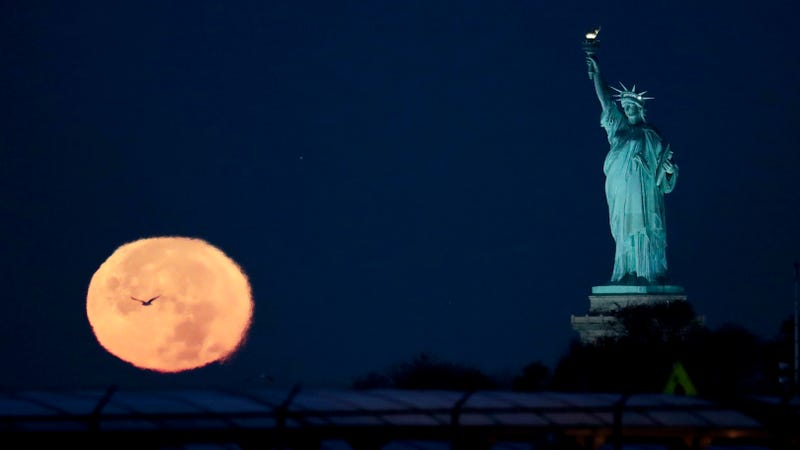 La superluna cerca de la Estatua de la Libertad, en Nueva York. Imagen: Julio Cortez / AP