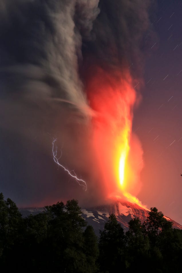 Jaw-Dropping Photographs Show The Villarica Volcano Erupting in Chile
