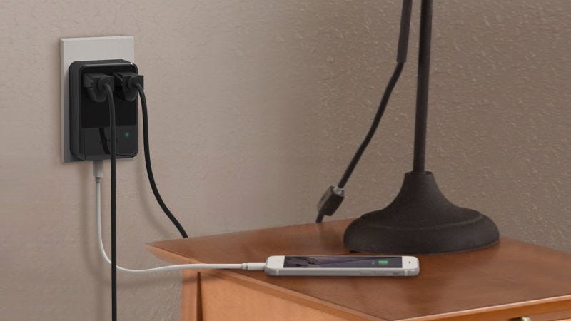 Adaptador para enchufes Aukey con 4USB y dos enchufes, $16 con código AUKEYPA5