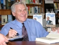 Illustration for article titled Story On Dean Smith's Failing Health May Give You Some Dust In Your Eye
