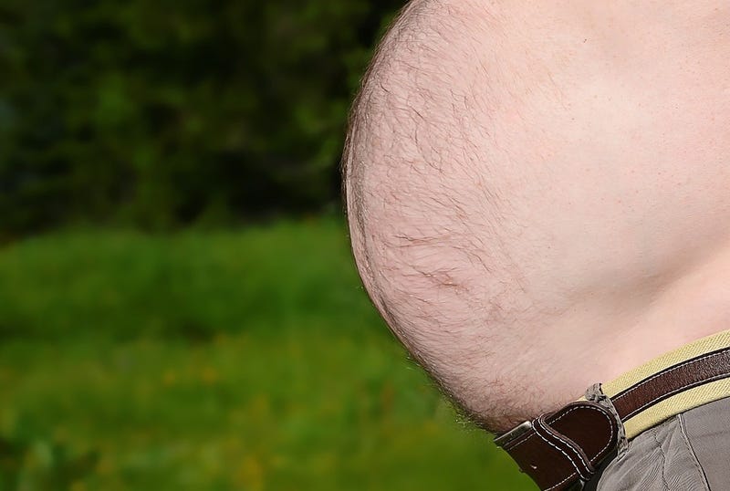 Illustration for article titled Por qué los hombres tienen barriga cervecera, y por qué no deberías dejar que siga aumentando