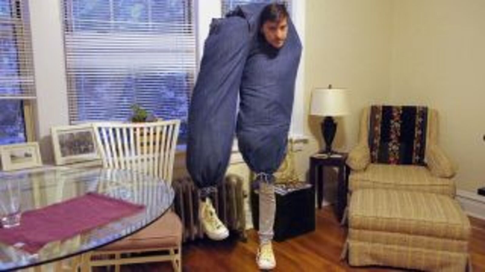 Inspiring This Man Only Has One Leg, But For Halloween He’s Dressing