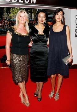 Illustration for article titled Dark Knight European Premiere: Or, How To Make Black Look Really Tacky
