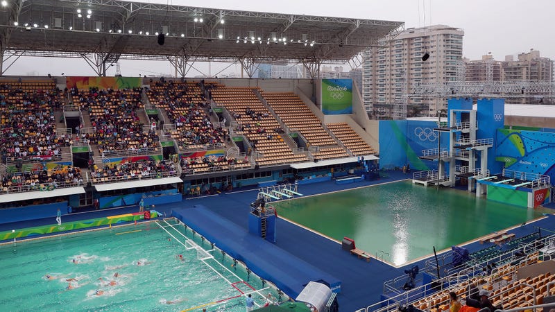 El agua de la piscina de waterpolo también se está volviendo verde. Imagen: Getty